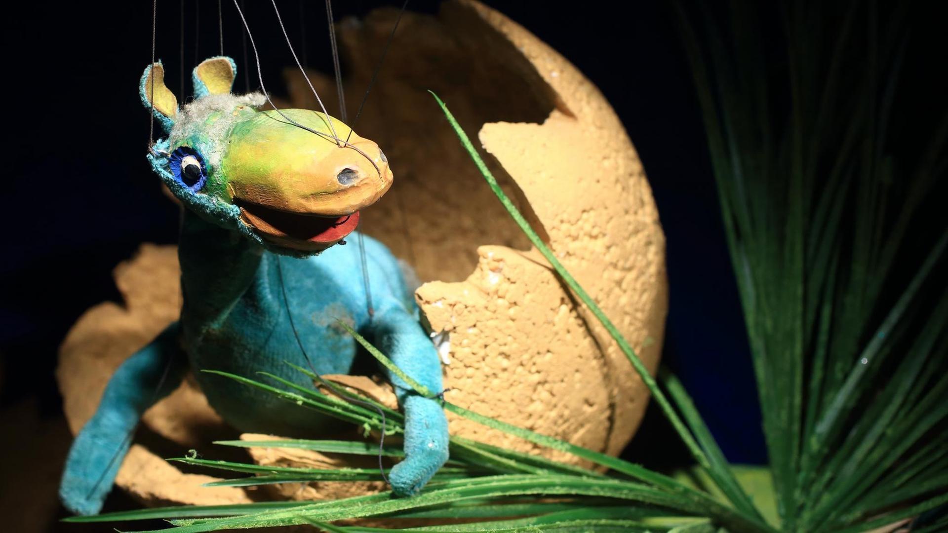 Die Marionette Urmel schlüpft aus einem Ei. Aufgenommen am 13.11.2014 in der Ausstellung zur Augsburger Puppenkiste im Puppentheater in Magdeburg (Sachsen-Anhalt). Die Marionette Urmel schlüpft aus einem Ei. Aufgenommen am 13.11.2014 in der Ausstellung zur Augsburger Puppenkiste im Puppentheater in Magdeburg (Sachsen-Anhalt).