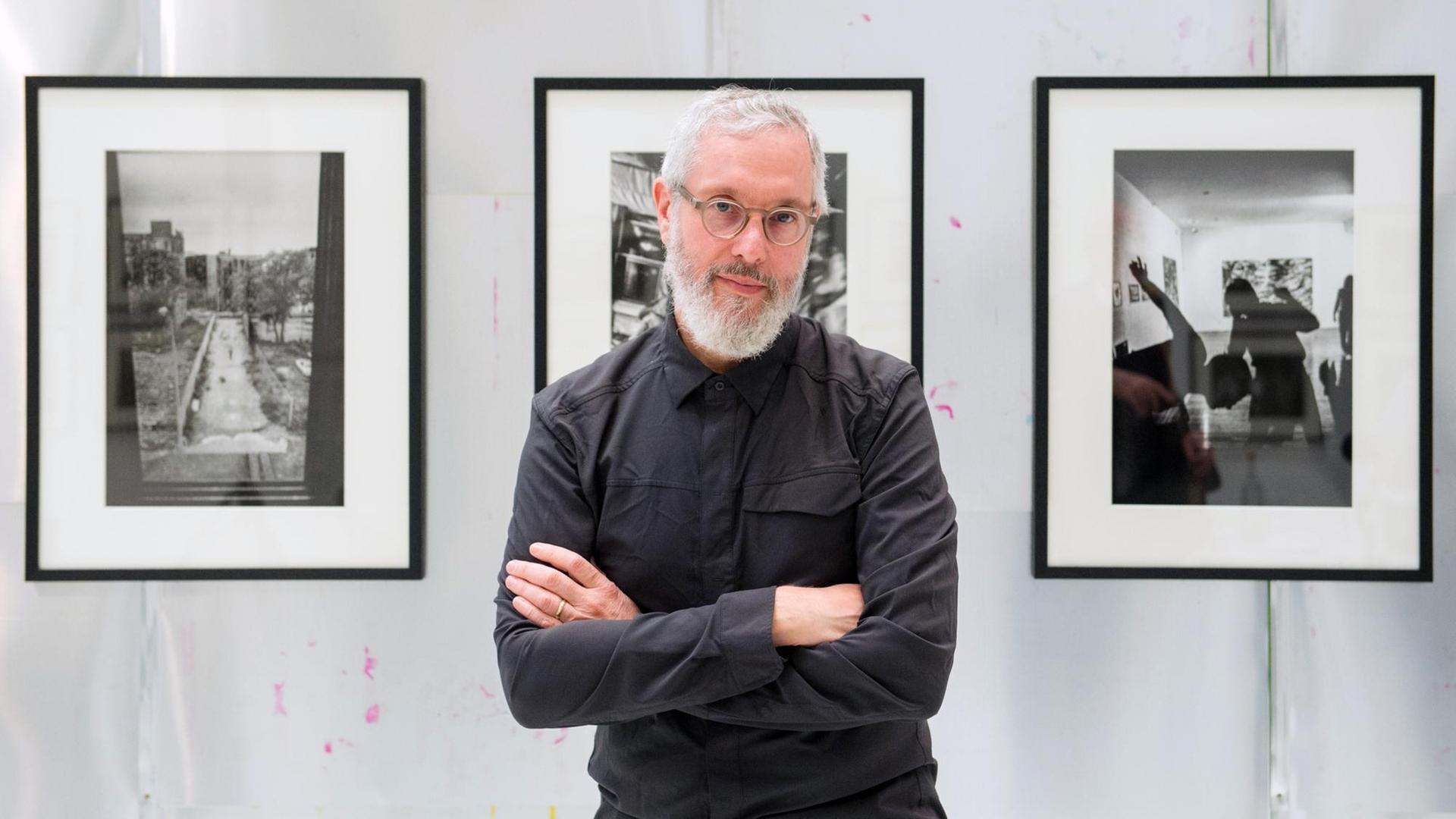 Der amerikanische Fotograf Ken Schles posiert im "Haus der Photographie" in den Deichtorhallen vor seinen Bildern. Der amerikanische Fotograf Ken Schles posiert im "Haus der Photographie" in den Deichtorhallen vor seinen Bildern.
