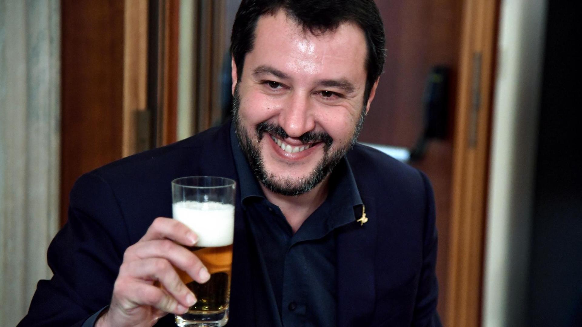 Matteo Salvini, Chef der rechtspopulistischen Lega Nord, prostet mit einem Bier in die Kamera (Bild von einer Pressekonferenz am 14. März 2018) Matteo Salvini, Chef der rechtspopulistischen Lega Nord, prostet mit einem Bier in die Kamera (Bild von einer Pressekonferenz am 14. März 2018)