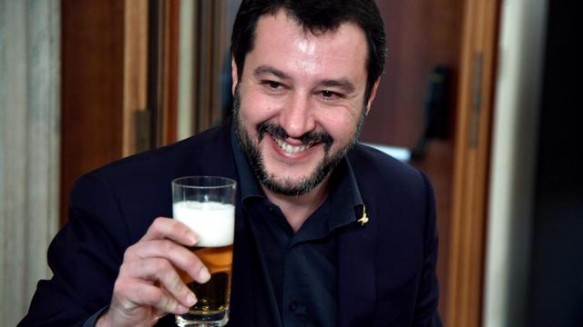 Matteo Salvini, Chef der rechtspopulistischen Lega Nord, prostet mit einem Bier in die Kamera (Bild von einer Pressekonferenz am 14. März 2018)
