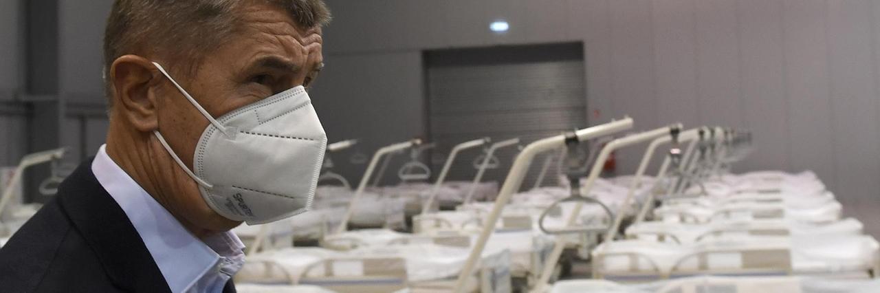 Der tschechische Ministerpräsident Andrej Babis bei der Besichtigung eines Feldkrankenhauses in Prag, in dem Covid-19-Patienten behandelt werden sollen. Der tschechische Ministerpräsident Andrej Babis bei der Besichtigung eines Feldkrankenhauses in Prag, in dem Covid-19-Patienten behandelt werden sollen.