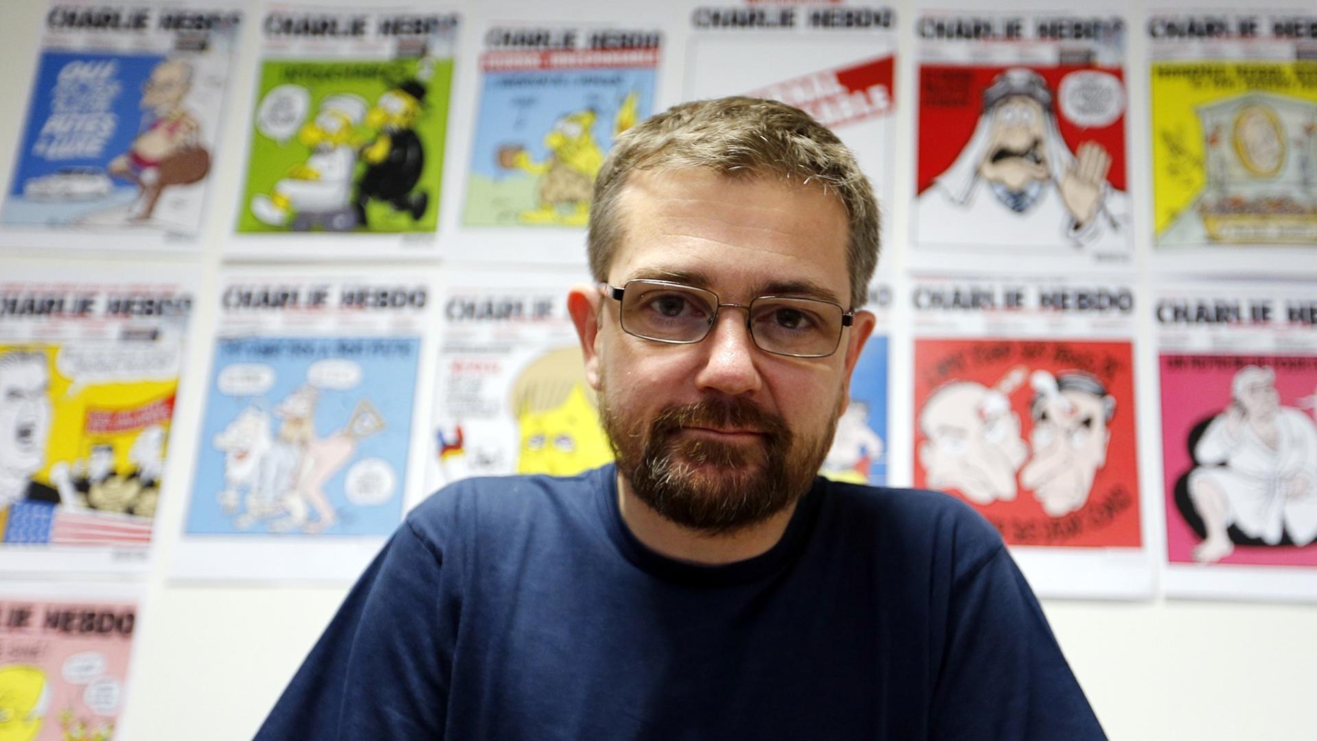 Der Karikaturist und Journalist Stéphane Charbonnier, genannt "Charb", vor einer Auswahl von Karikaturen. Der Karikaturist und Journalist Stéphane Charbonnier, genannt "Charb", vor einer Auswahl von Karikaturen.