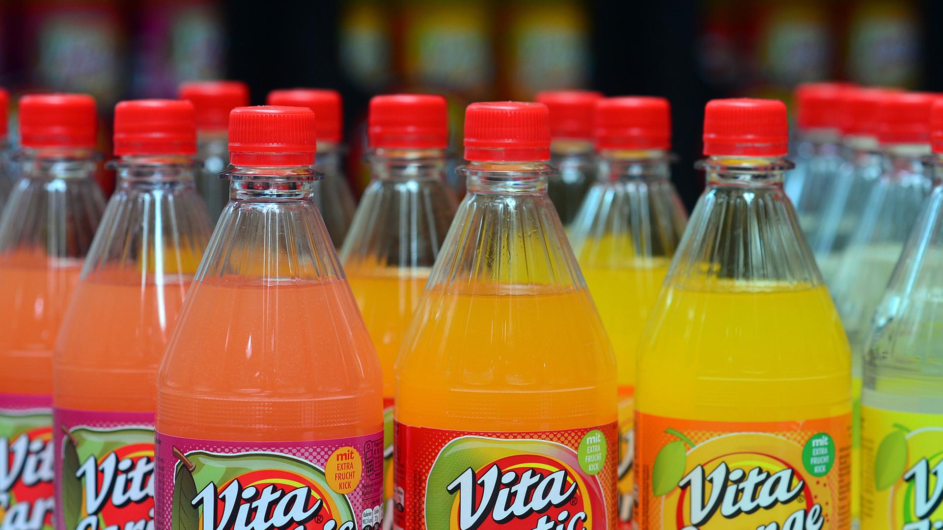 Mehrere Flaschen Limonade verschiedener Sorten. Mehrere Flaschen Limonade verschiedener Sorten.