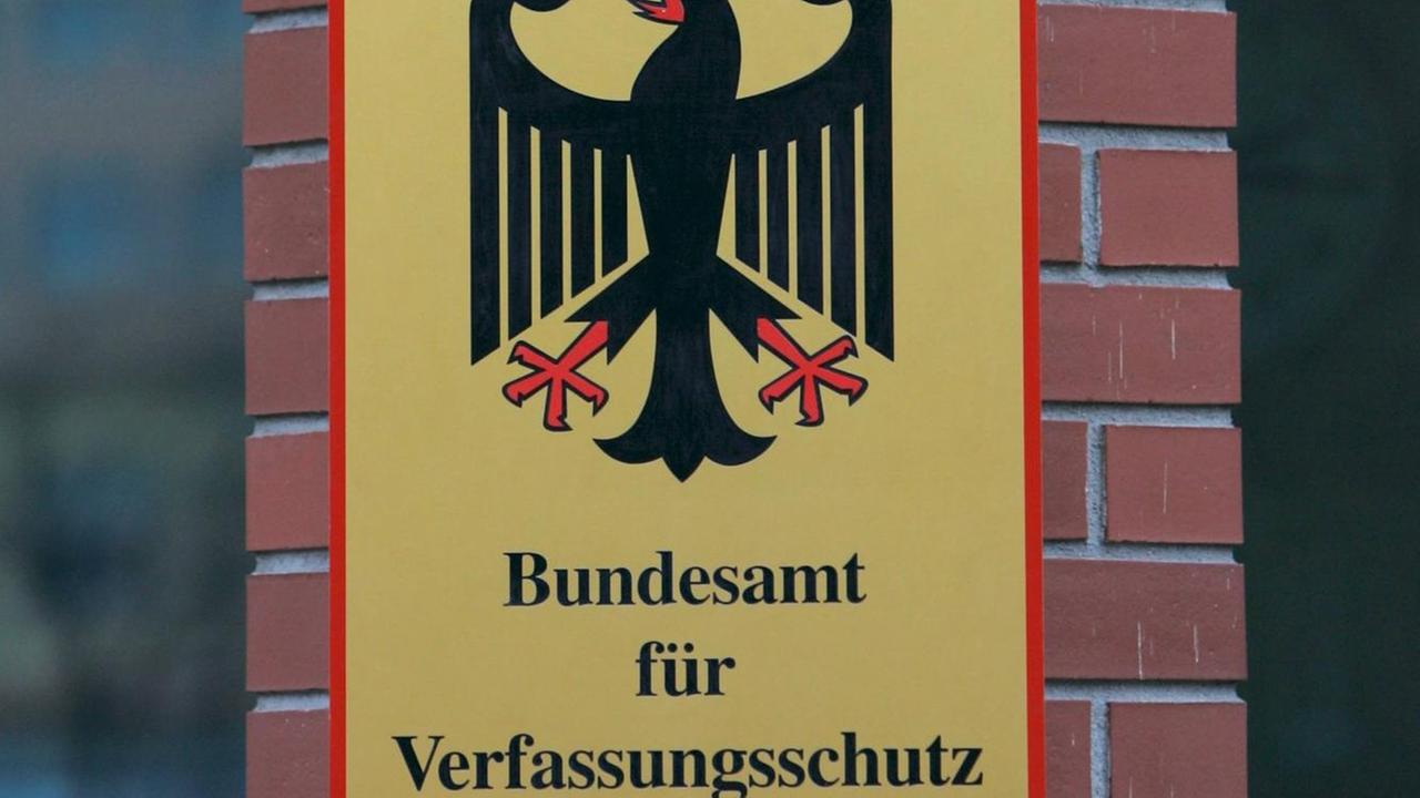 Der Eingang zu den Dienststellen des Bundeskriminalamtes und des Bundesamtes für Verfassungsschutzes. Der Eingang zu den Dienststellen des Bundeskriminalamtes und des Bundesamtes für Verfassungsschutzes.