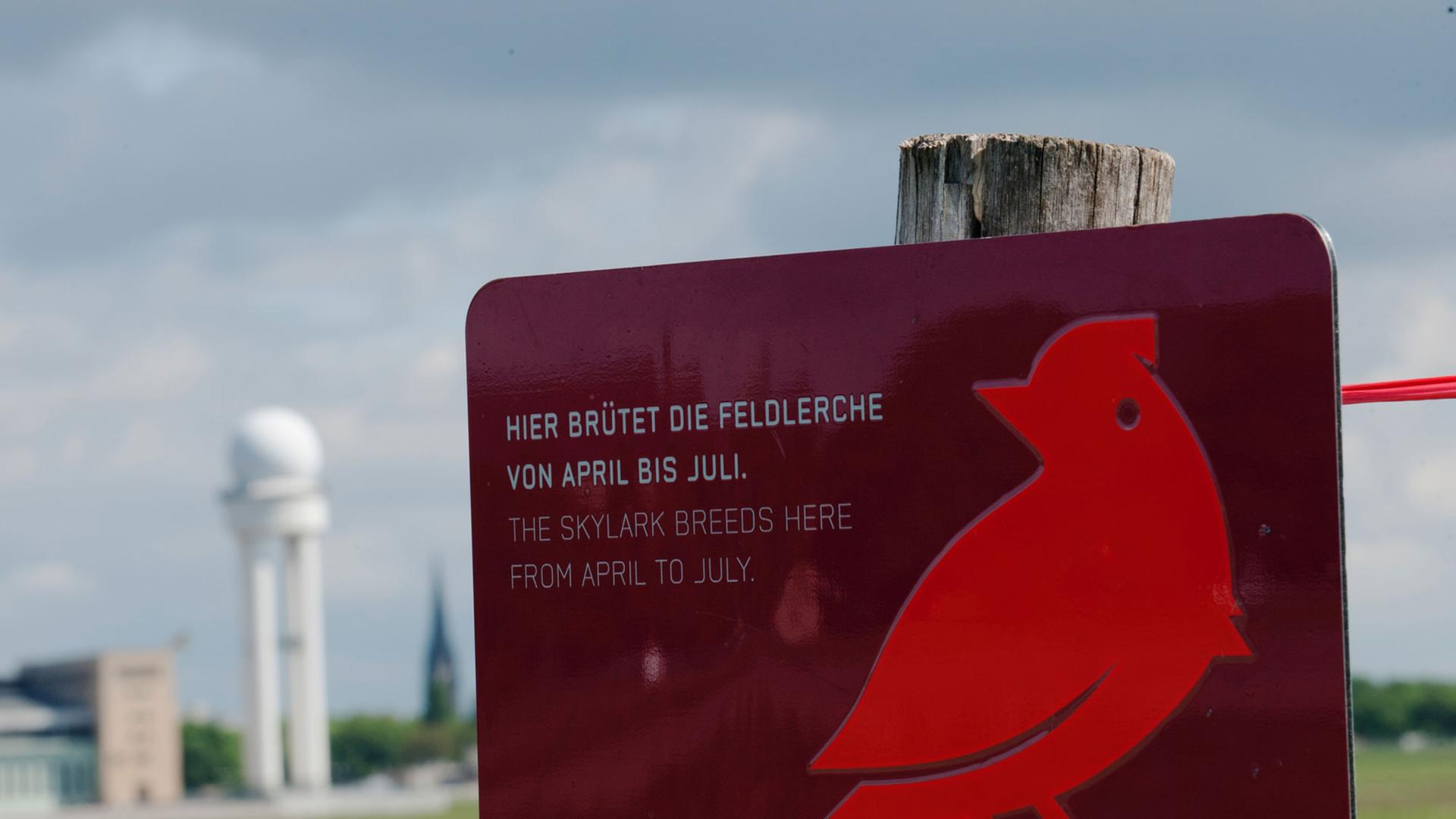 Das Schild "Hier brütet die Feldlerche von April bis Juli." steht am 13.05.2014 in Berlin auf dem Tempelhofer Feld. Das Schild "Hier brütet die Feldlerche von April bis Juli." steht am 13.05.2014 in Berlin auf dem Tempelhofer Feld.