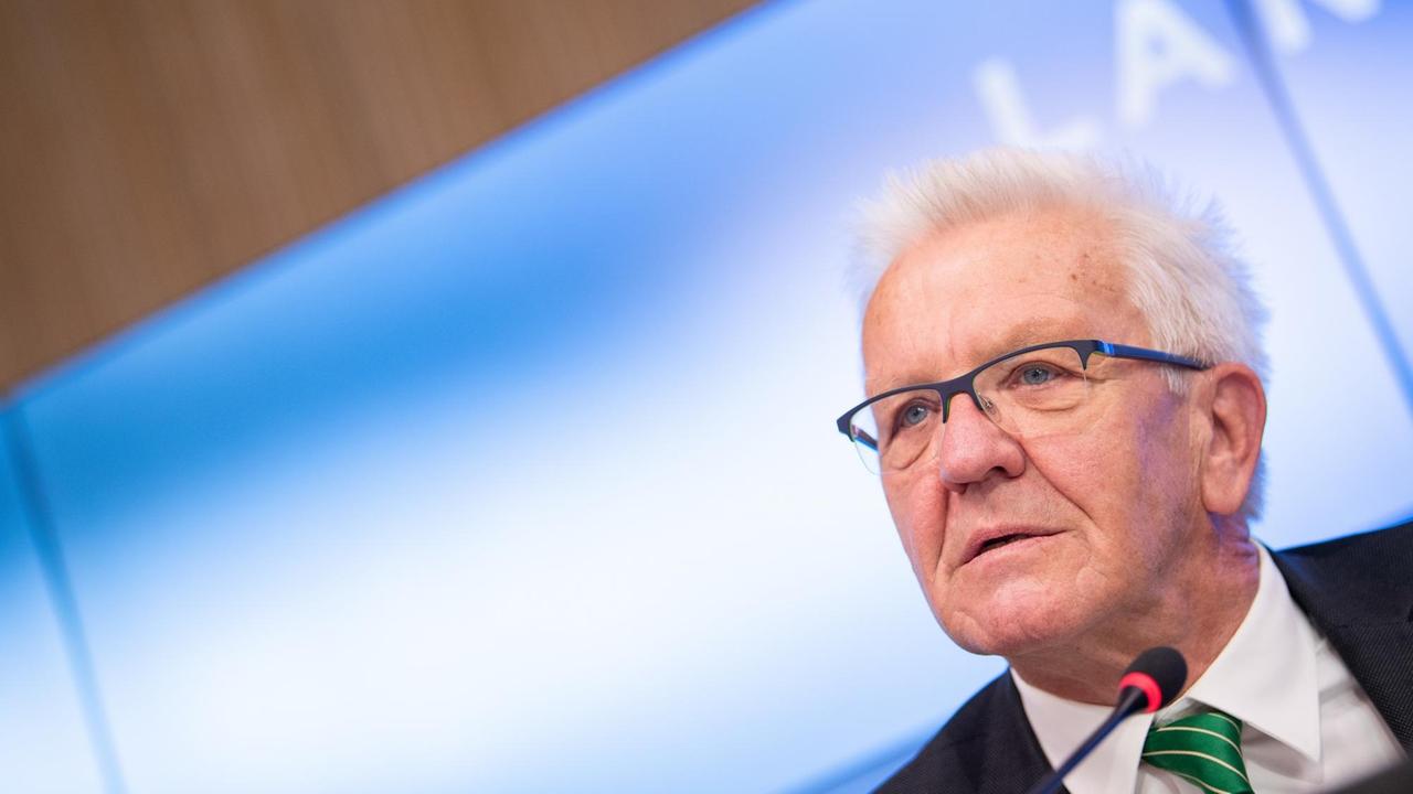 12.09.2019, Stuttgart: Winfried Kretschmann (Bündnis 90/Die Grünen), Ministerpräsident von Baden-Württemberg, nimmt an einer Pressekonferenz von Bündnis 90 / Die Grünen in Baden-Württemberg teil. Kretschmann hat seine Kandidatur für die Landtagswahl 2021 bekannt gegeben. 12.09.2019, Stuttgart: Winfried Kretschmann (Bündnis 90/Die Grünen), Ministerpräsident von Baden-Württemberg, nimmt an einer Pressekonferenz von Bündnis 90 / Die Grünen in Baden-Württemberg teil. Kretschmann hat seine Kandidatur für die Landtagswahl 2021 bekannt gegeben.