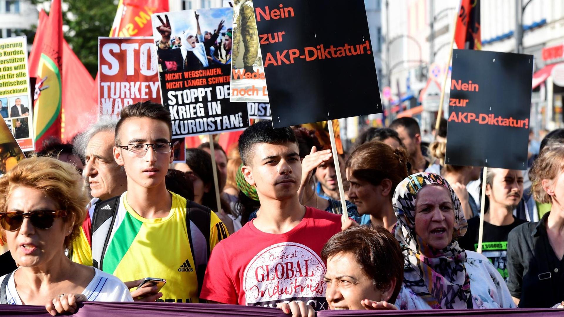 Teilnehmer der Demonstration mehrerer türkischer und kurdischer und Initiativen in Berlin gegen den versuchten Militärputsch und für mehr Demokratie in der Türkei.