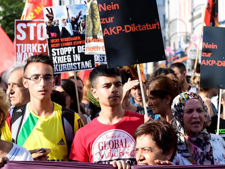 Teilnehmer der Demonstration mehrerer türkischer und kurdischer und Initiativen in Berlin gegen den versuchten Militärputsch und für mehr Demokratie in der Türkei.