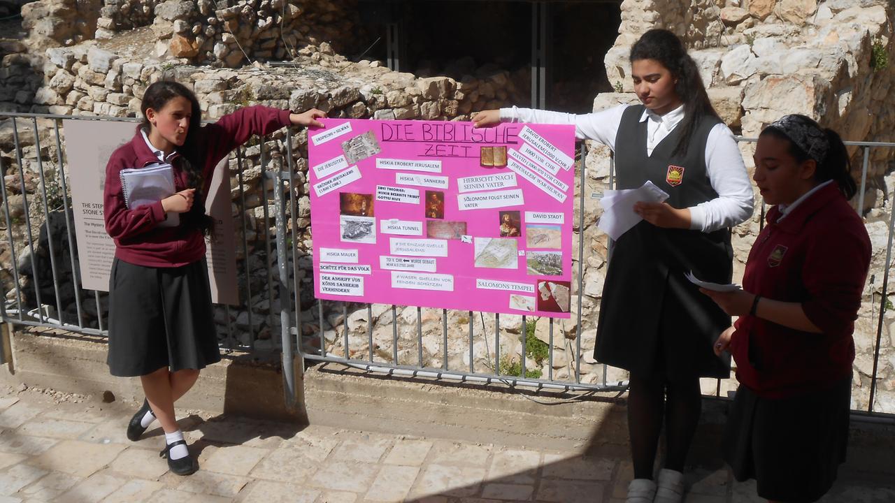 Schülerinnen der Schmidt-Schule halten einen Vortrag im archäologischen Park der Davidsstadt in Jerusalem.