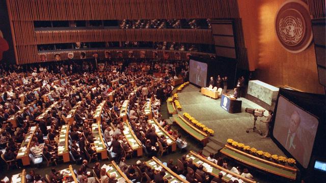 Blick in den Sitzungssaal der Vereinten Nationen am 30. September 1990 während des ersten Weltkindergipfels