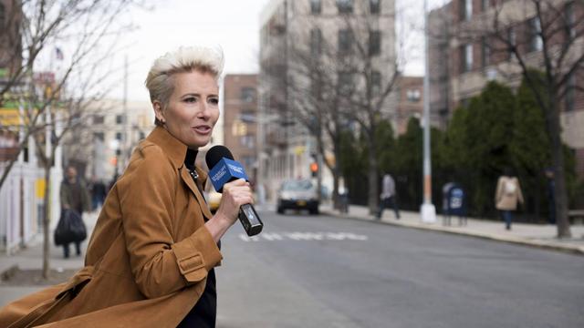 Eine Reporterin steht vor einer leeren Straße und spricht ins Mikrofon Eine Reporterin steht vor einer leeren Straße und spricht ins Mikrofon