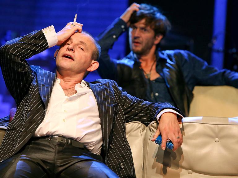 Dominique Horwitz (vorn, als Serge Gainsbourg) und Jürgen Sarkiss in "Moi non plus" im Theater Oberhausen