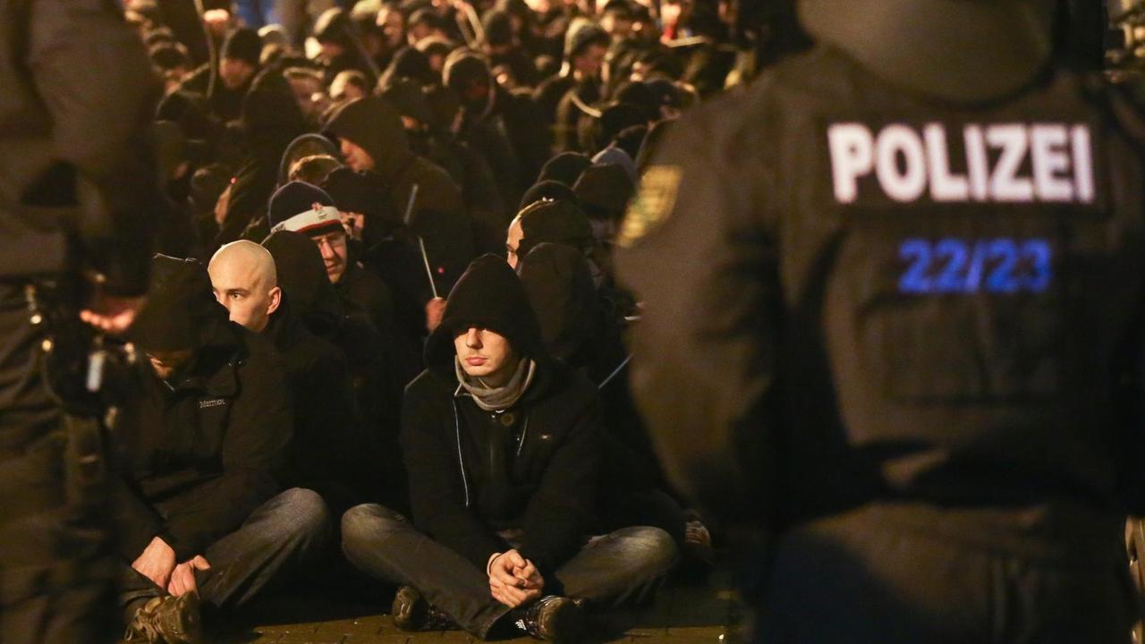 Rechtsradikale werden am 11.01.2016 im Stadtteil Connewitz in Leipzig (Sachsen) von der Polizei festgehalten. Rechtsradikale werden am 11.01.2016 im Stadtteil Connewitz in Leipzig (Sachsen) von der Polizei festgehalten.