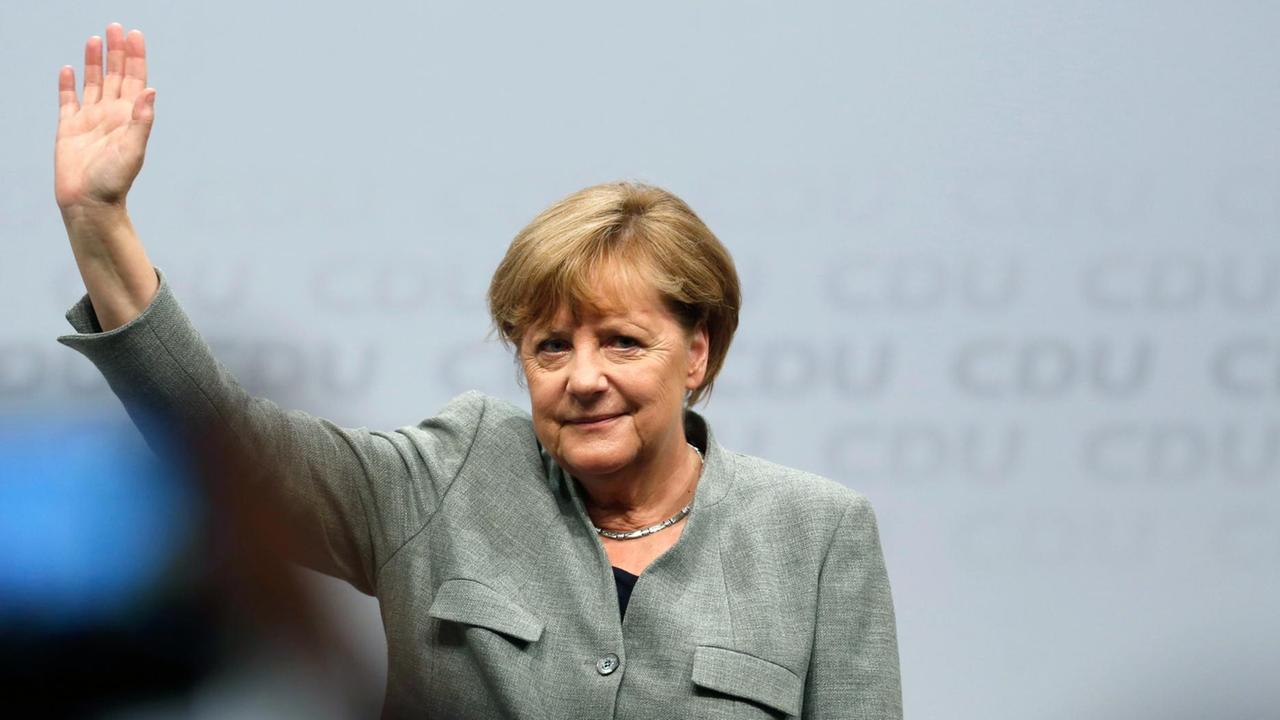 Die CDU-Vorsitzende Angela Merkel winkt am 12.08.2017 in Dortmund (Nordrhein-Westfalen) bei einer Wahlkampfver Veranstaltung der Christlich-Demokratischen Arbeitnehmerschaft (CDA).