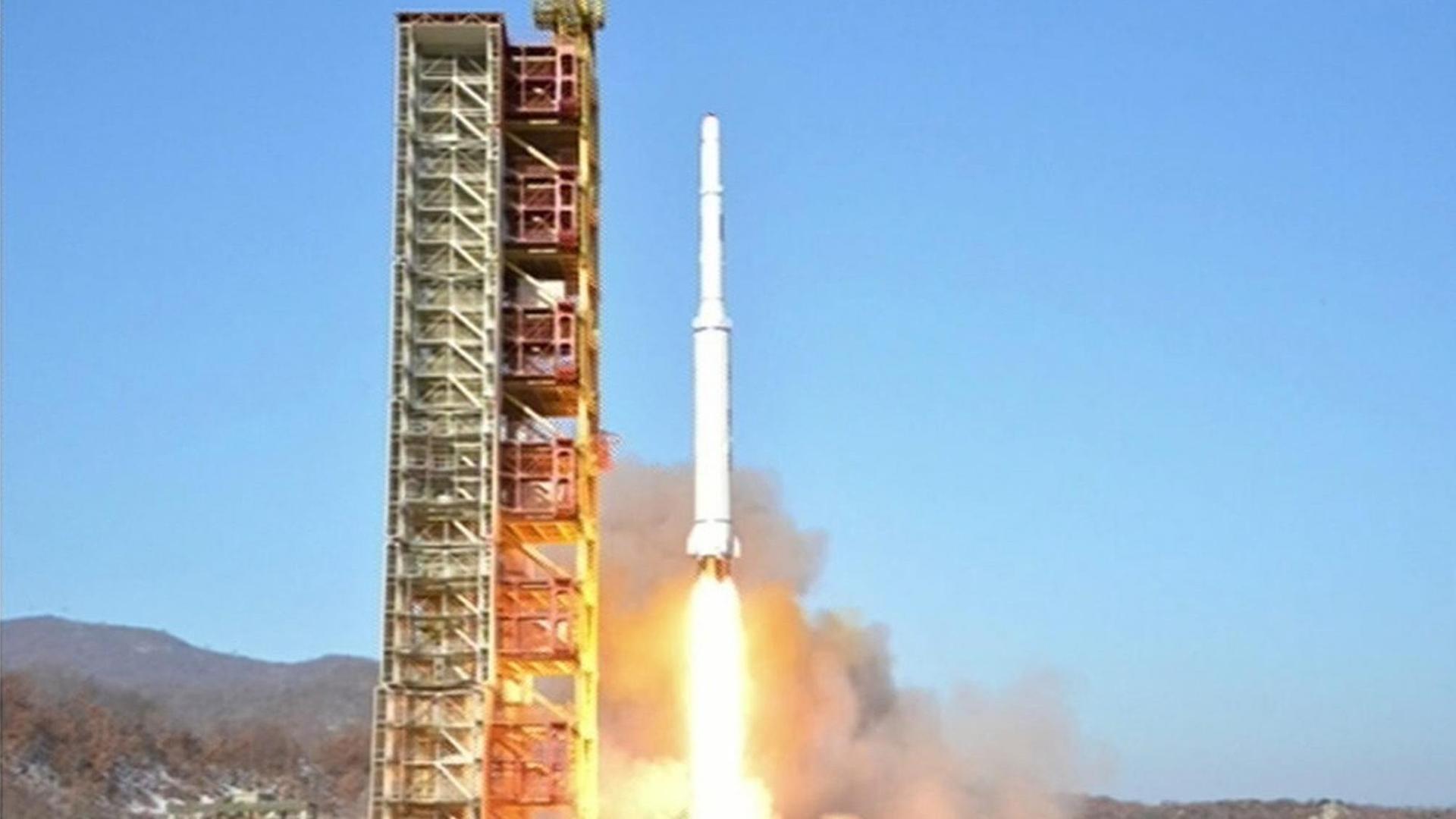 Eine Rakete startet von der Abschussrampe, einen Feuerschweif hinter sich her ziehend. Eine Rakete startet von der Abschussrampe, einen Feuerschweif hinter sich her ziehend.