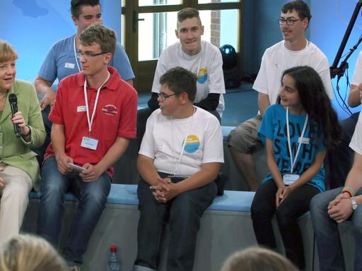Bundeskanzlerin Merkel im Gespräch mit Schülern in der Paul-Friedrich-Scheel-Schule in Rostock