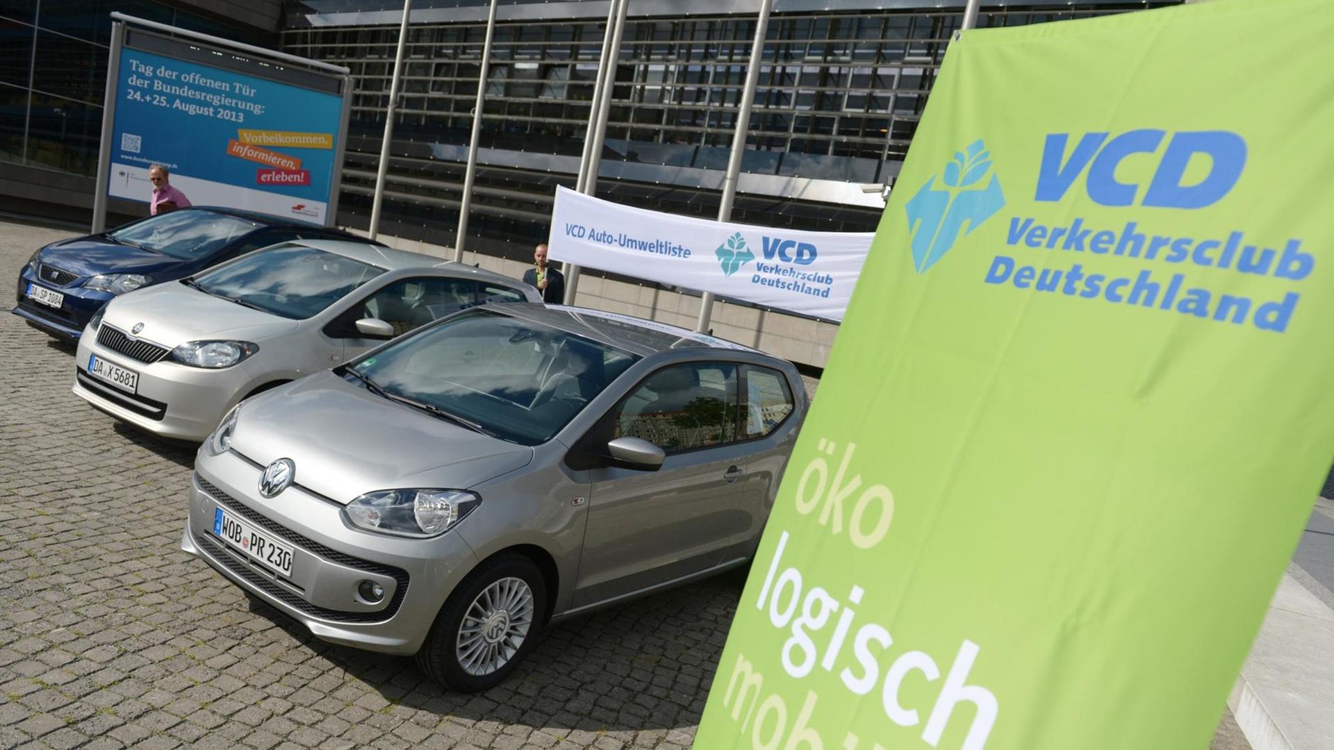 Drei Kleinwagen aus dem Volkswagen-Konzern stehen am 14.08.2013 in Berlin.
