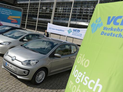 Drei Kleinwagen aus dem Volkswagen-Konzern stehen am 14.08.2013 in Berlin.