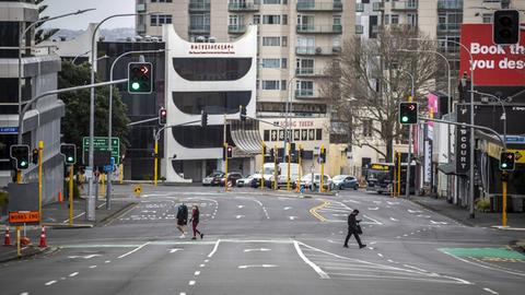Eine fast menschenleere Straße in Auckland.