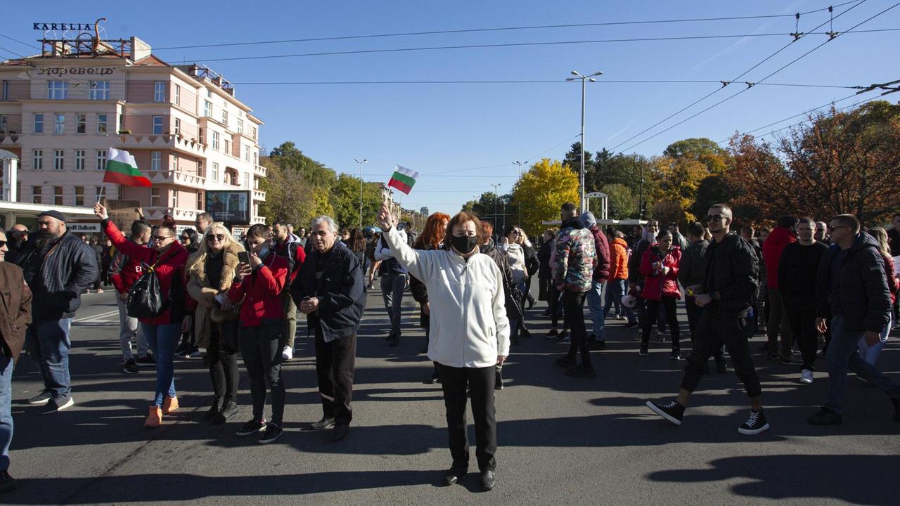 Menschen demonstrieren auf einer breiten Straße in Bulgariens Hauptstadt Sofia. 