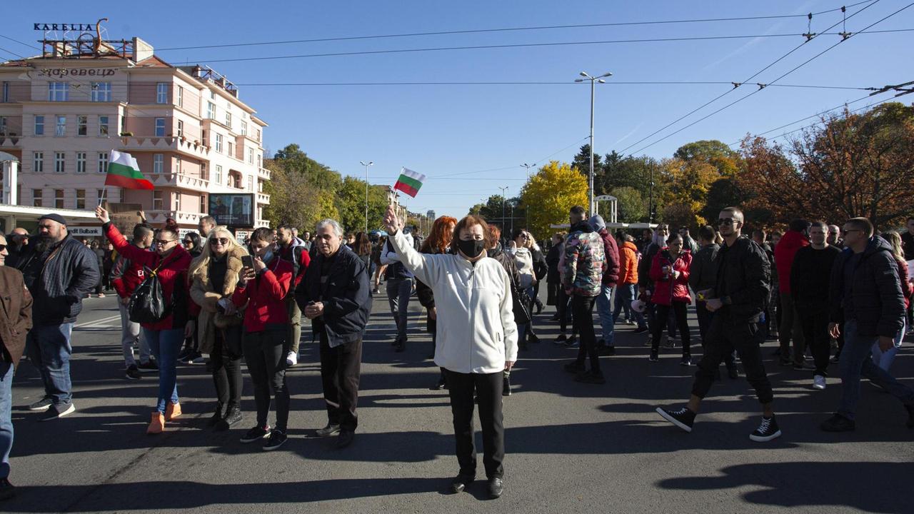 Menschen demonstrieren auf einer breiten Straße in Bulgariens Hauptstadt Sofia. Menschen demonstrieren auf einer breiten Straße in Bulgariens Hauptstadt Sofia.