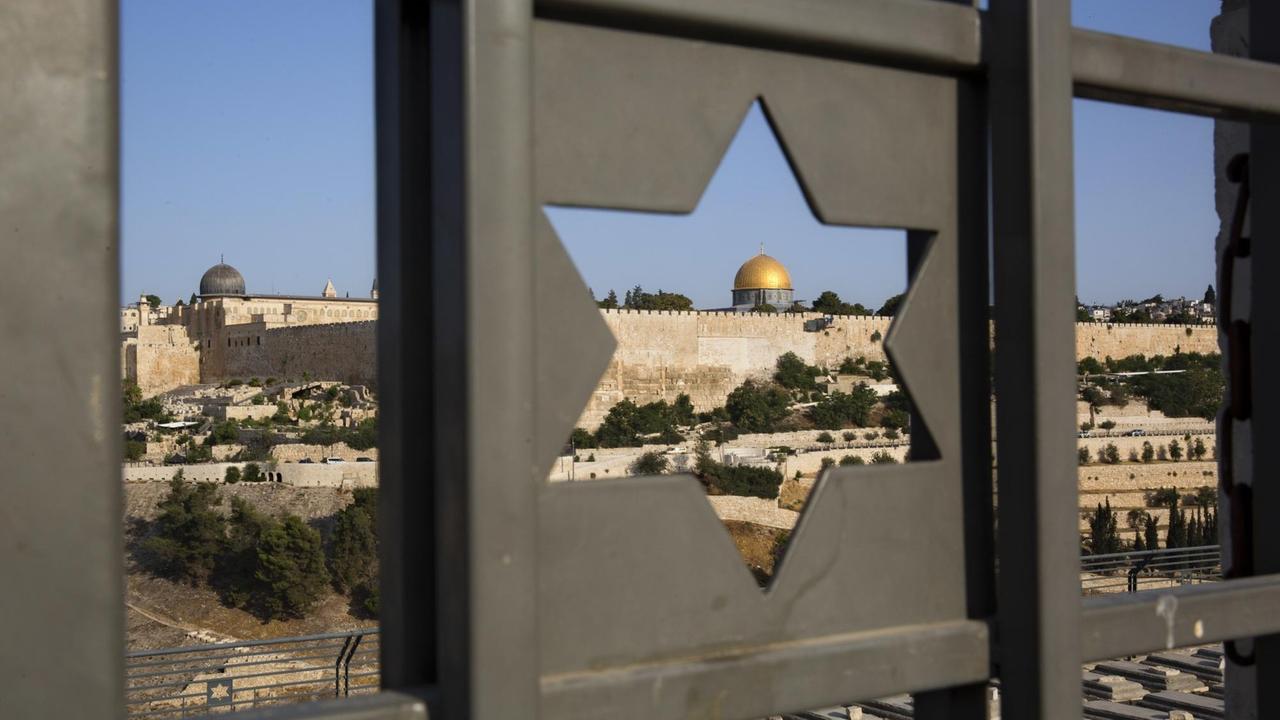 Blick durch eine Tür mit einem Davidstern auf die Altstadt von Jerusalem Blick durch eine Tür mit einem Davidstern auf die Altstadt von Jerusalem