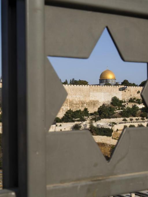 Blick durch eine Tür mit einem Davidstern auf die Altstadt von Jerusalem