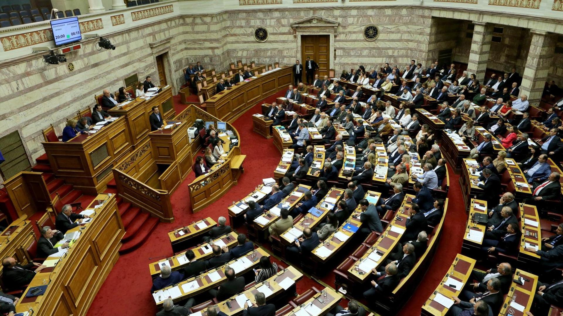 Blick in den Plenarsaal des griechischen Parlaments während der Debatte über die neuen Sparpläne mit Ministerpräsident Alexis Tsipras am Rednerpult. Blick in den Plenarsaal des griechischen Parlaments während der Debatte über die neuen Sparpläne mit Ministerpräsident Alexis Tsipras am Rednerpult.