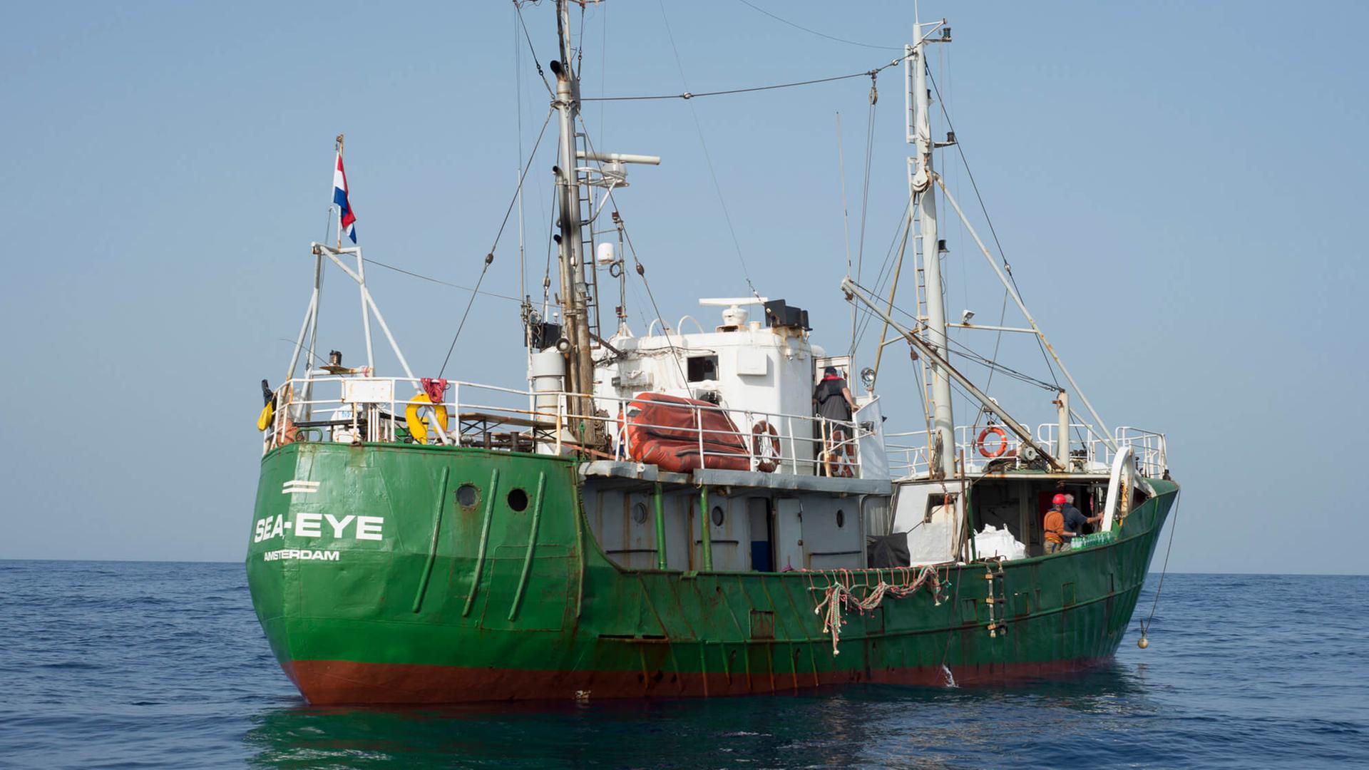 Ein Rettungsboot der privaten Hilfsinitiative "Sea Eye", an der unter anderem der deutsche Journalist Hans-Peter Buschheuer beteiligt ist. "Sea Eye" versucht, das Elend der Flüchtlinge auf maroden Booten durch Erstversorgung zu lindern. Ein Rettungsboot der privaten Hilfsinitiative "Sea Eye", an der unter anderem der deutsche Journalist Hans-Peter Buschheuer beteiligt ist. "Sea Eye" versucht, das Elend der Flüchtlinge auf maroden Booten durch Erstversorgung zu lindern.