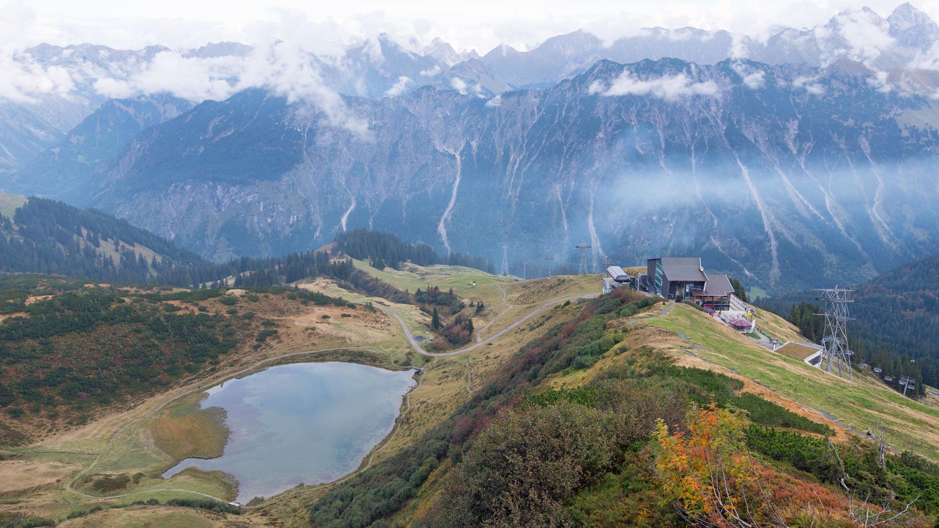 Blick auf die Bergstation am Schlappoldsee auf dem Berg Fellhorn, aufgenommen am 04.10.2013 bei Oberstdorf (Bayern). Foto: Uwe Anspach Blick auf die Bergstation am Schlappoldsee auf dem Berg Fellhorn, aufgenommen am 04.10.2013 bei Oberstdorf (Bayern). Foto: Uwe Anspach