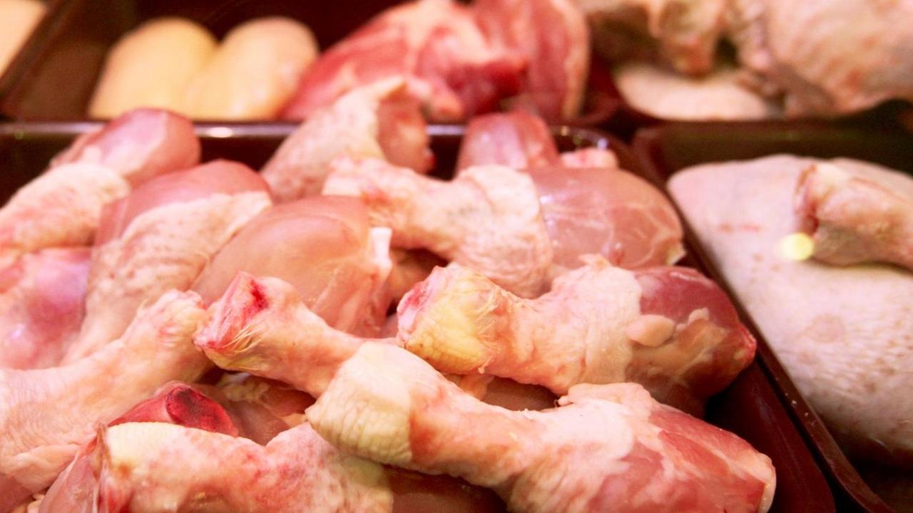 Eine Geflügelfleisch-Auslage in einem Lebensmittelgeschäfts Eine Geflügelfleisch-Auslage in einem Lebensmittelgeschäfts