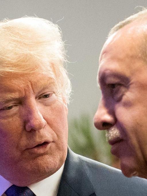 Juli 2018 Nato-Gipfel in Brüssel: US-Präsident Donald Trump (l.) spricht mit dem türkischen Präsidenten Recep Tayyip Erdogan (r.) während eines Arbeitsessens in Brüssel