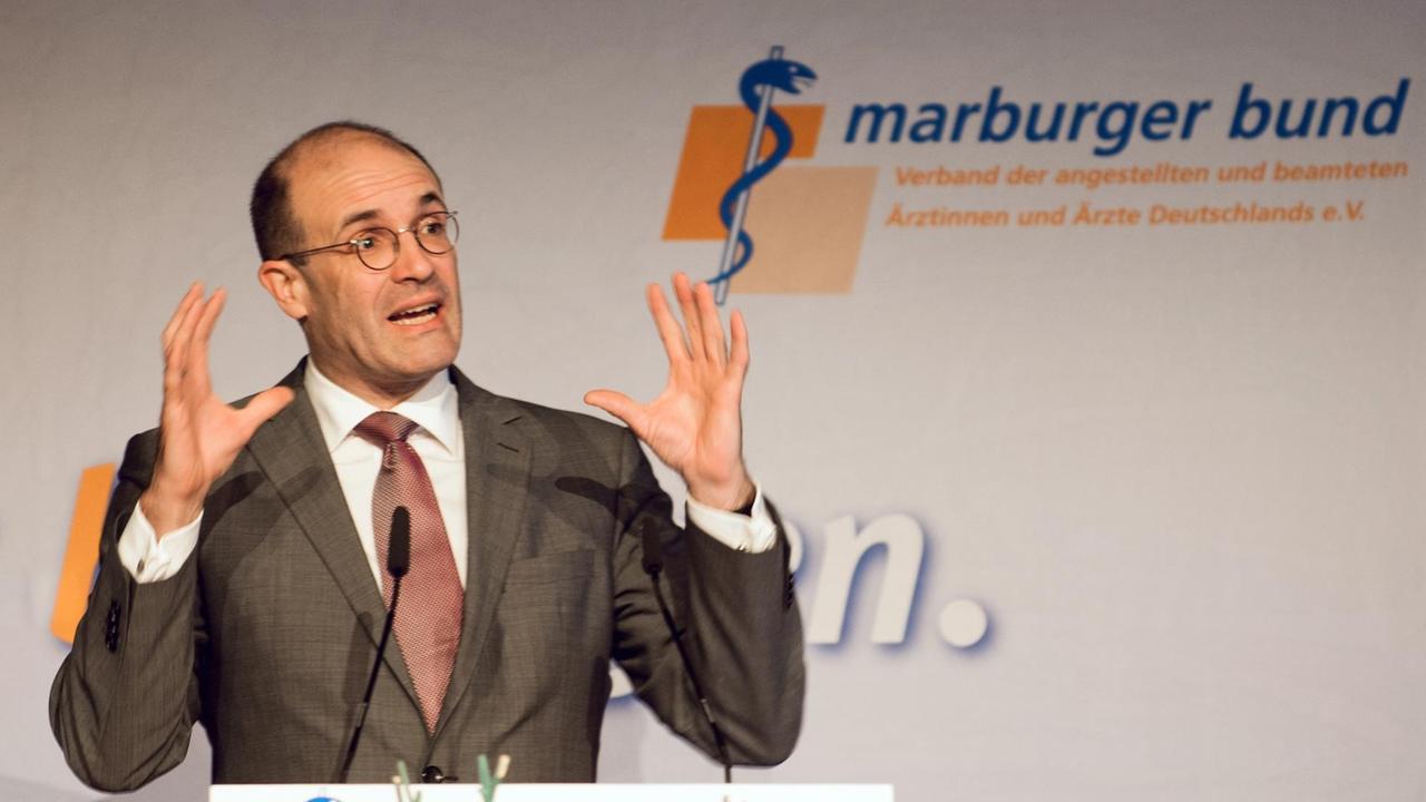 Prof. Frank Schorkopf von der Universität Göttingen spricht am 07.11.2014 auf der 126. Hauptversammlung des Marburger Bundes. Prof. Frank Schorkopf von der Universität Göttingen spricht am 07.11.2014 auf der 126. Hauptversammlung des Marburger Bundes.