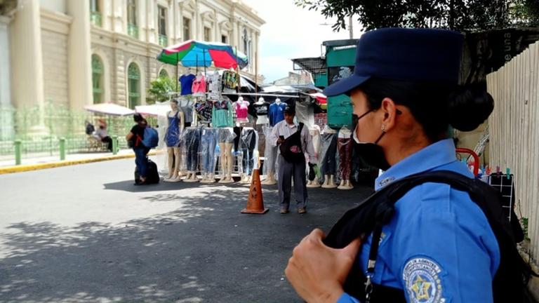 Eine Polizistin bewacht einen Platz mit Marktständen im Zentrum San Salvadors. Eine Polizistin bewacht einen Platz mit Marktständen im Zentrum San Salvadors.