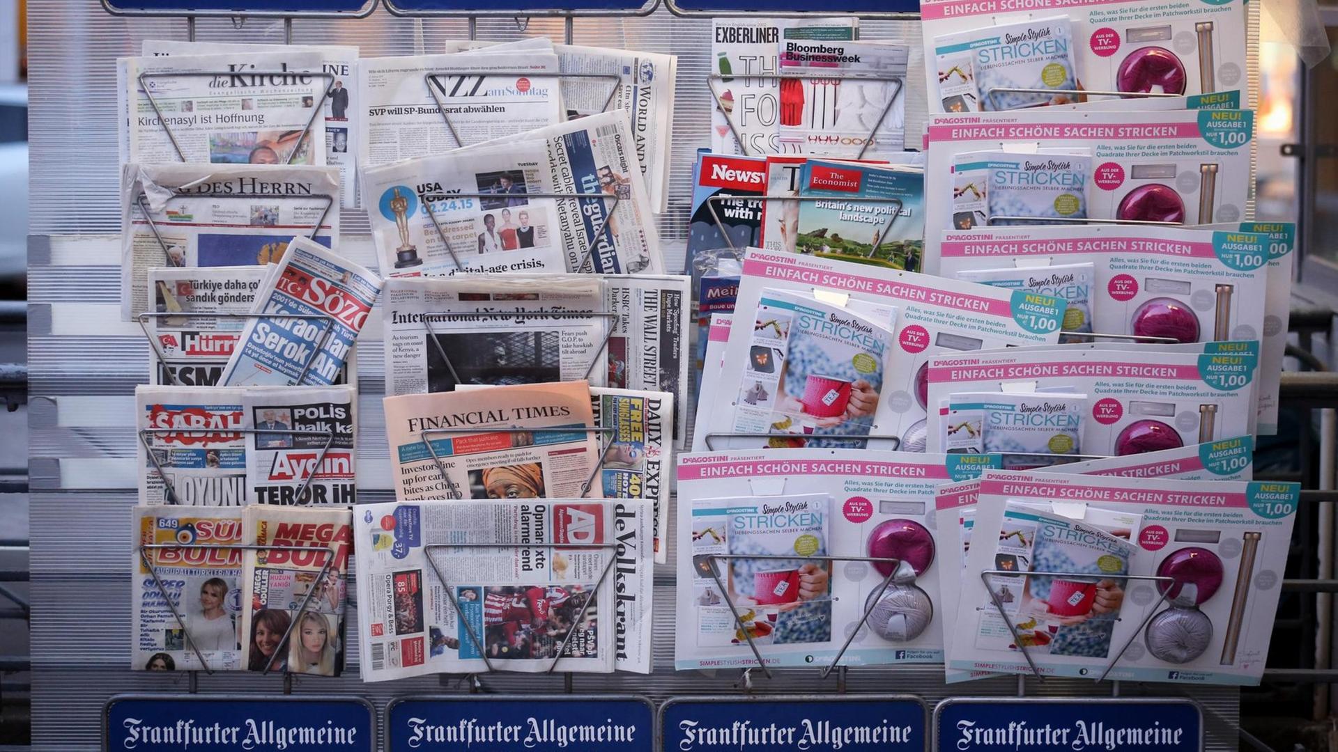 Ein Zeitungskiosk mit zahlreichen Zeitungen. Ein Zeitungskiosk mit zahlreichen Zeitungen.