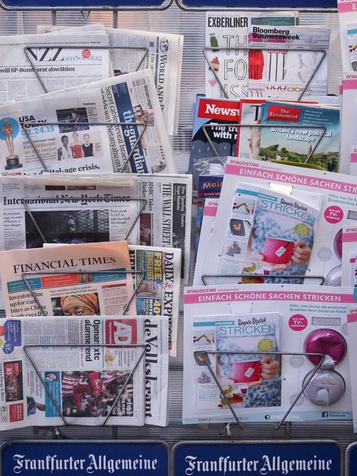 Ein Zeitungskiosk mit zahlreichen Zeitungen.