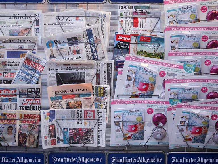 Ein Zeitungskiosk mit zahlreichen Zeitungen.