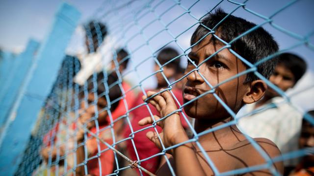 Rohingya Kinder im Flüchtlingslager Kutupalong schauen durch einen Zaun