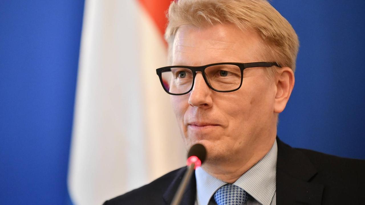 Der finnische Umweltminister Kimmo Tiilikainen auf einer Pressekonferenz in Paris