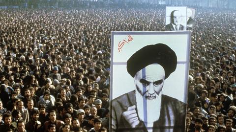 Demonstranten mit einem überdimensionalen Bild des Revolutionsführers Ayatollah Khomeini während einer Anti-Schah-Demonstration in Teheran.