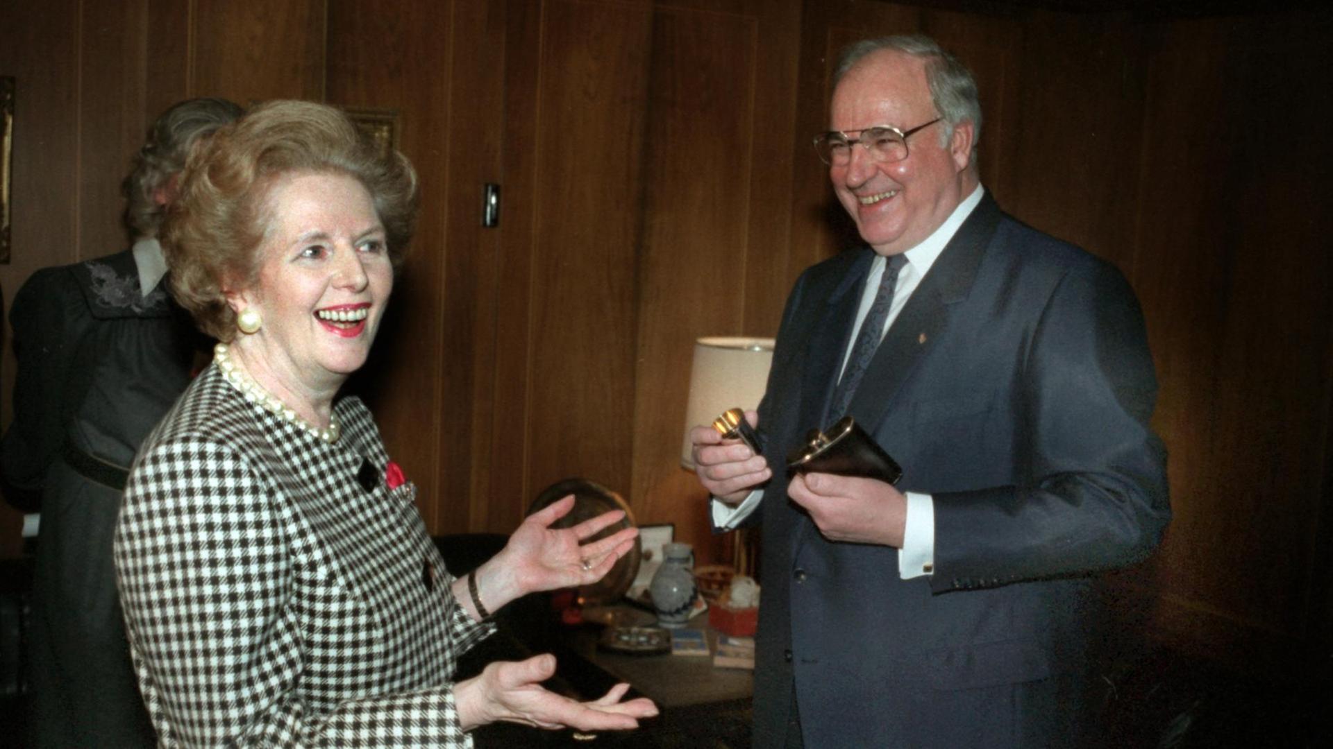 Die britische Premierministerin Margaret Thatcher und Bundeskanzler Helmut Kohl begannen am 21.2.1989 im Römer in Frankfurt am Main ihre Beratungen im Rahmen der 19. deutsch-britischen Konsultationen. Die britische Premierministerin Margaret Thatcher und Bundeskanzler Helmut Kohl begannen am 21.2.1989 im Römer in Frankfurt am Main ihre Beratungen im Rahmen der 19. deutsch-britischen Konsultationen.
