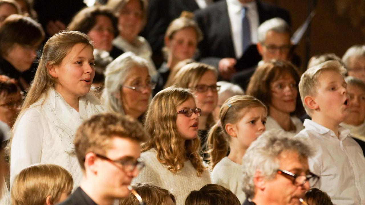 Kinder singen im Chor Kinder singen im Chor