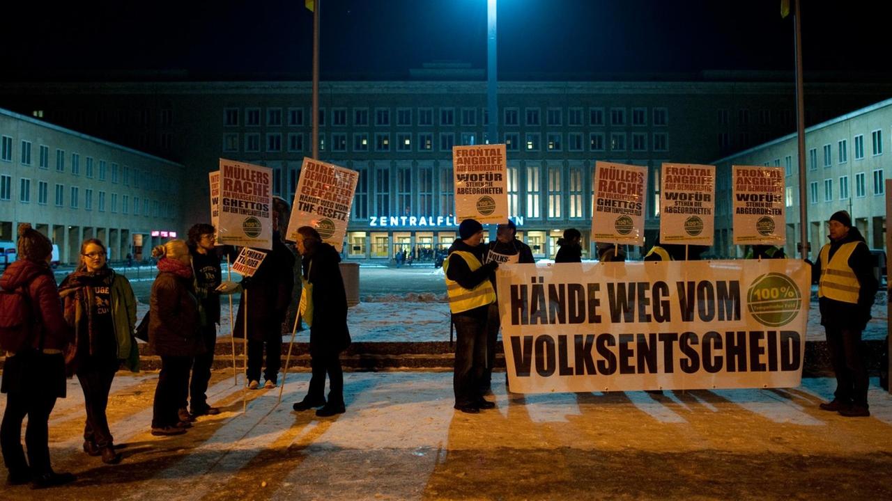 Befürworter des Volksentscheids zum Tempelhofer Feld protestieren gegen die Massenunterbringung von Flüchtlingen. Befürworter des Volksentscheids zum Tempelhofer Feld protestieren gegen die Massenunterbringung von Flüchtlingen.