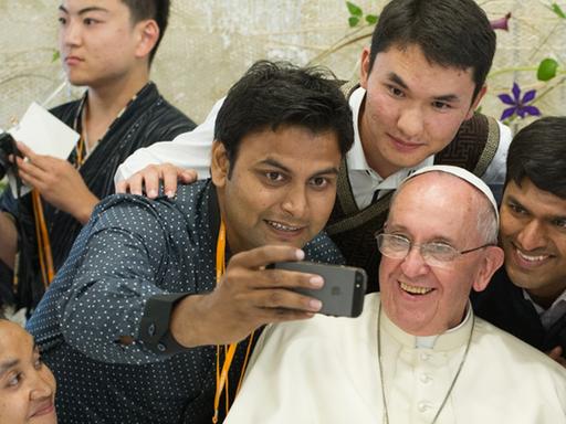 Jugendliche Teilnehmer des asiatischen Jugendtags in Südkorea machen ein "Selfie" mit dem Papst