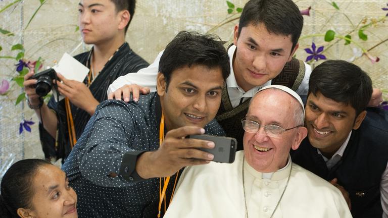 Jugendliche Teilnehmer des asiatischen Jugendtags in Südkorea machen ein "Selfie" mit dem Papst. Jugendliche Teilnehmer des asiatischen Jugendtags in Südkorea machen ein "Selfie" mit dem Papst.