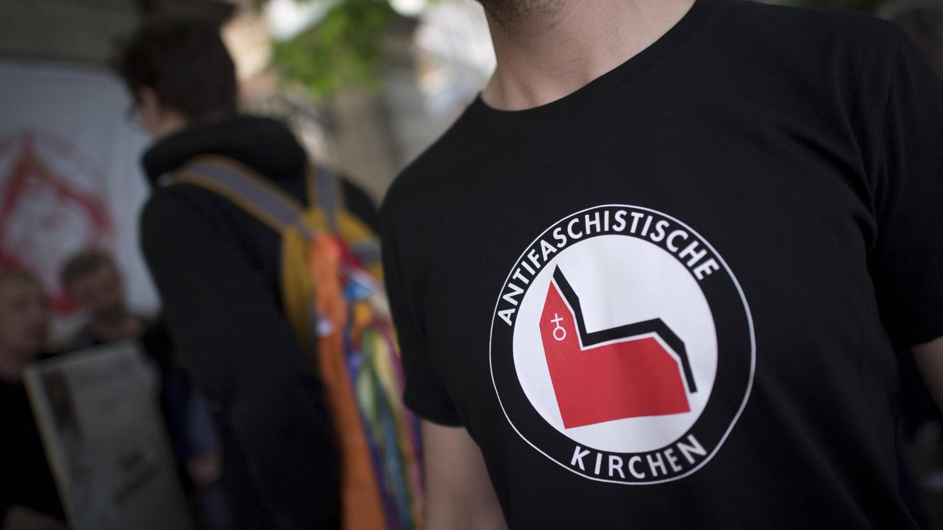 Protestshirt "Antifasistische Kirchen" gegen den Auftritt der AfD-Politikerin Anette Schultner beim Kirchentag am 25.05.2017 in Berlin Protestshirt "Antifasistische Kirchen" gegen den Auftritt der AfD-Politikerin Anette Schultner beim Kirchentag am 25.05.2017 in Berlin