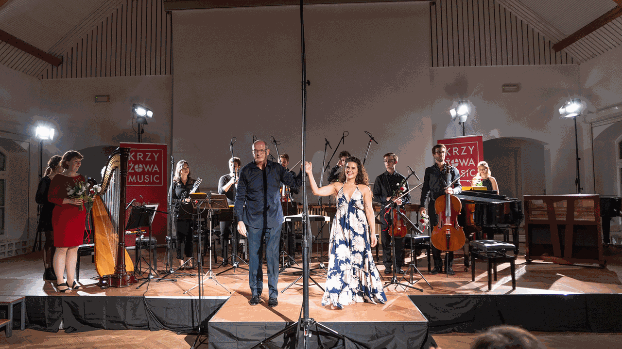 Ein Ensemble des Festivals Krzyzowa-Music im Konzertsaal der Jugendbegegnungsstätte Krzyżowa/Kreisau unter Leitung von Christian Jost mit der Solistin Sarah Aristidou am 22.8.2019