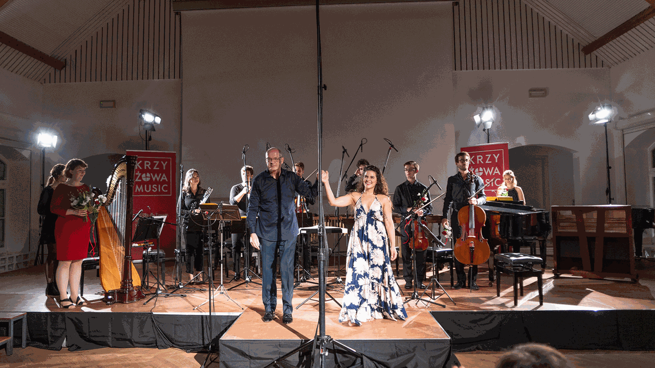 Ein Ensemble des Festivals Krzyzowa-Music im Konzertsaal der Jugendbegegnungsstätte Krzyżowa/Kreisau unter Leitung von Christian Jost mit der Solistin Sarah Aristidou am 22.8.2019 Ein Ensemble des Festivals Krzyzowa-Music im Konzertsaal der Jugendbegegnungsstätte Krzyżowa/Kreisau unter Leitung von Christian Jost mit der Solistin Sarah Aristidou am 22.8.2019