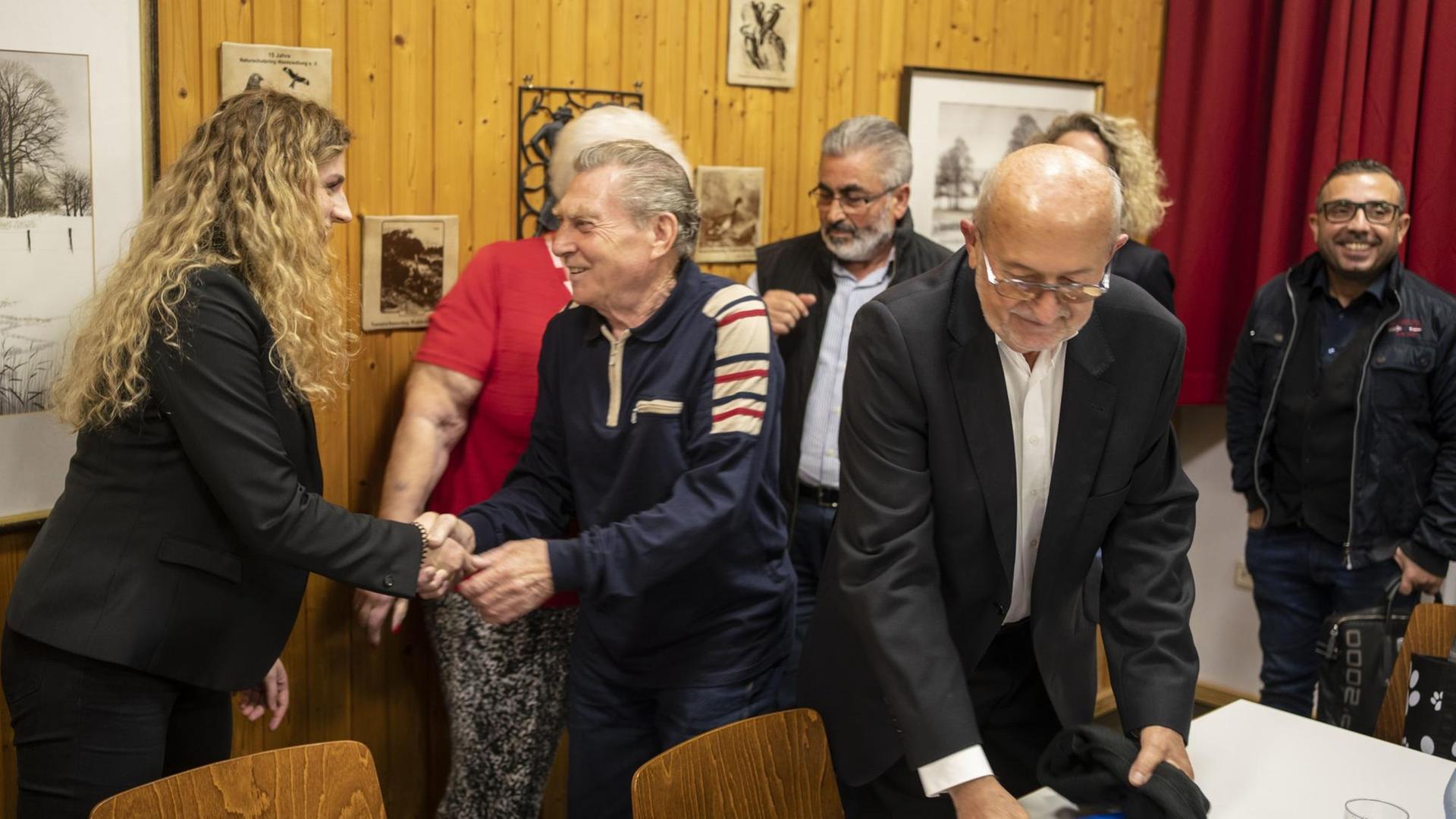 Tatjana Cyrulnikov (CDU, l) nimmt am 22.10.2019 in Altenstadt in Hessen die Glückwünsche der Mitglieder des Ortsbeirates von Altenstadt-Waldsiedlung entgegen. Tatjana Cyrulnikov (CDU, l) nimmt am 22.10.2019 in Altenstadt in Hessen die Glückwünsche der Mitglieder des Ortsbeirates von Altenstadt-Waldsiedlung entgegen.