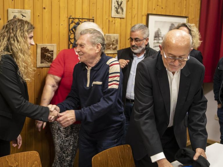 Tatjana Cyrulnikov (CDU, l) nimmt am 22.10.2019 in Altenstadt in Hessen die Glückwünsche der Mitglieder des Ortsbeirates von Altenstadt-Waldsiedlung entgegen.